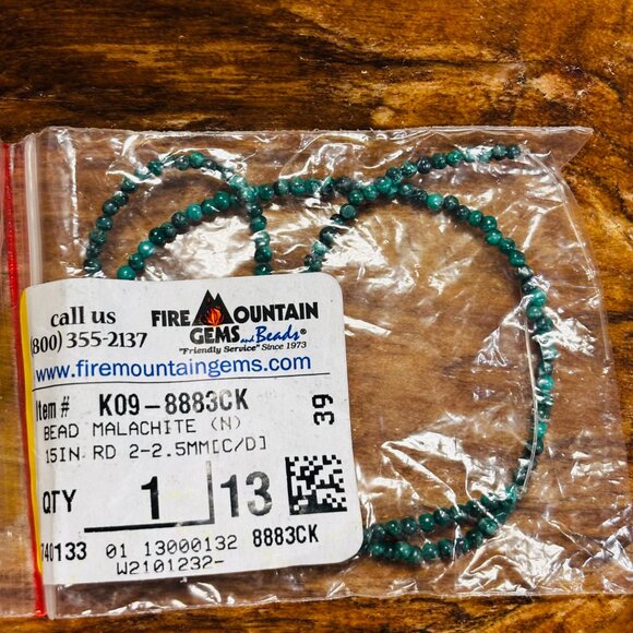 Assorted Lot of Green Stone and Glass Beads (Fire Mountain Gems) - Picture 8 of 13